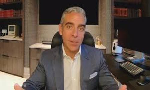 区块链电商平台是一种基于区块链技术构建的电子商务平台，旨在实现更安全、高效和透明的交易环境。通过利用区块链的去中心化特性，区块链电商平台能够消除传统电商中可能存在的信任问题、数据篡改和中介费用，同时提高交易的安全性和隐私保护。

在区块链电商平台上，交易信息会被记录在一个无法篡改的分布式账本中，每笔交易都可以追踪其来源和流向，这样不仅提高了透明度，同时也建立了用户之间的信任。这种平台通常会使用智能合约来自动执行交易条件，减少人工干预和中介成本，进一步提高效率。

在这类平台上，消费者可以直接与卖家进行交易，避免了传统电商平台中介的参与，降低了交易成本。此外，平台还可以通过数字货币进行支付，提供更快速、便捷的支付方式。

### 关键特性

1. **去中心化**：传统电商往往由中心化的公司控制，消费者和卖家依赖于这些公司来保证交易安全与信息正确。而区块链电商平台则通过去中心化的网络，消除了中介的需要。
   
2. **透明性**：所有交易都被记录在区块链上，任何人都可以查看，因此不容易被篡改，增强了买卖双方的信任。

3. **智能合约**：在区块链平台上，交易可以通过智能合约自动执行。这意味着一旦设定了条件，合约就能够自动进行交易处理，减少了人工干预和误差。

4. **低交易成本**：由于省去了中介费用，交易成本明显降低，买卖双方都能够享受到更具价格竞争力的服务。

5. **隐私保护**：区块链技术允许用户控制自己的数据，商家只能访问到公开的信息，提高了用户的隐私保护。

### 发展前景

随着区块链技术的不断成熟和应用场景的拓宽，越来越多的电商平台开始探索和实践区块链的应用。从最初的概念验证到现在的落地应用，区块链电商平台正逐步走向实用化。

包括物流追踪、供应链管理、数字身份验证等多个方面的应用，推动了区块链电商平台的蓬勃发展。未来，区块链电商平台有望实现全球范围内的交易网络，打破地理限制，更好地连接买卖双方。

### 可能相关的问题

1. **区块链电商平台相比于传统电商平台有哪些优势？**
2. **如何保障区块链电商平台的安全性？**
3. **区块链电商平台是如何处理用户数据隐私问题的？**
4. **未来区块链电商平台的发展趋势是什么？**

接下来将详细解答这些问题。